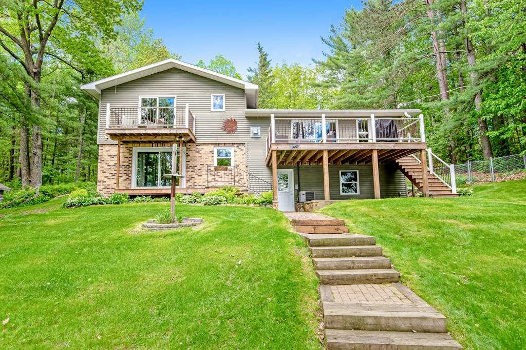 Dog-Friendly Lakefront Home withFireplace, Stove, Lake View, Free WiFi, Deck