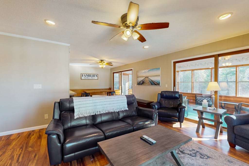 Secluded Lakefront Home washer & dryereck, Lake Views, Gas Grill & Private washer & dryer - Dogs OK