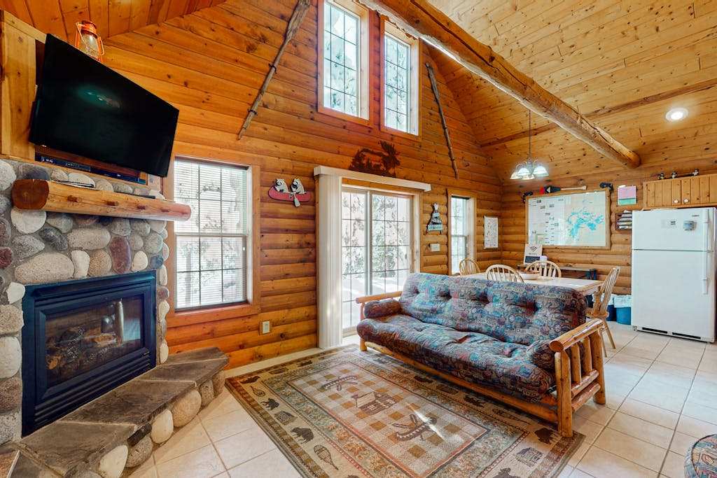 Cozy cabin with fireplace, whirlpool tub, access to private dock, & fire pit