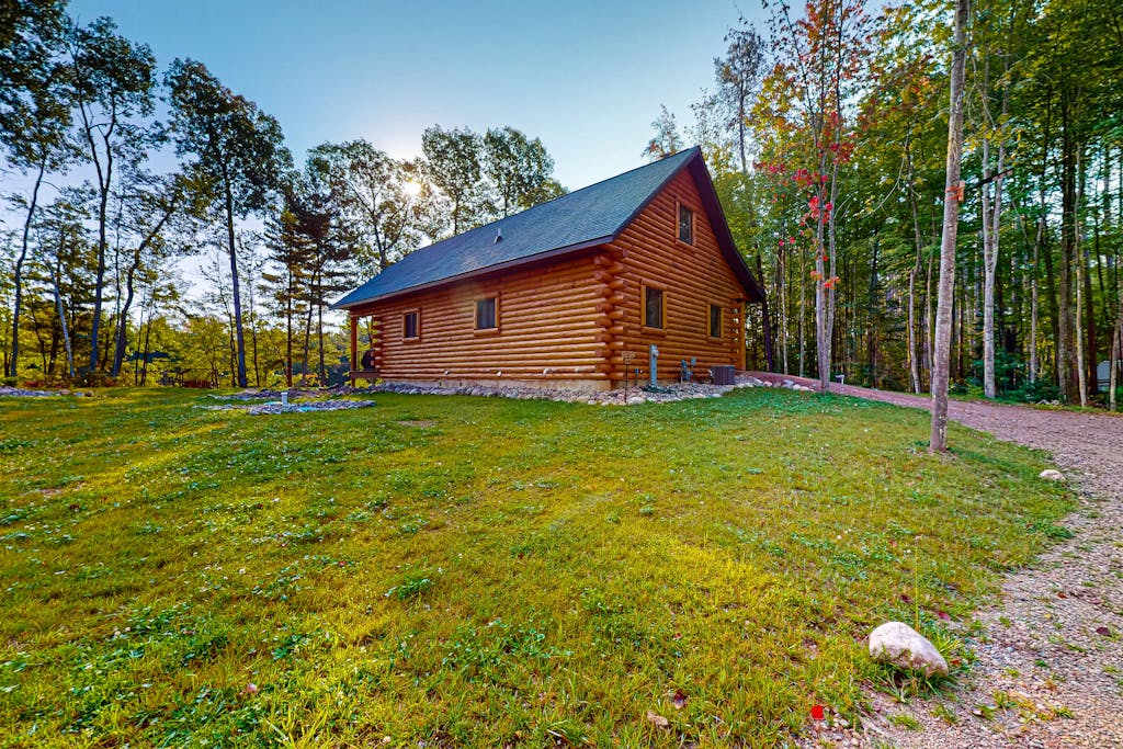 New dog-friendly cabin with river views, grill, modern interior, washer & dryer, and AC