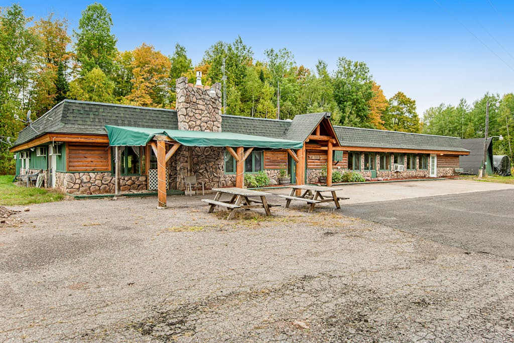 Full hotel with bar, commercial kitchen, pool table & fireplaces - dog-friendly