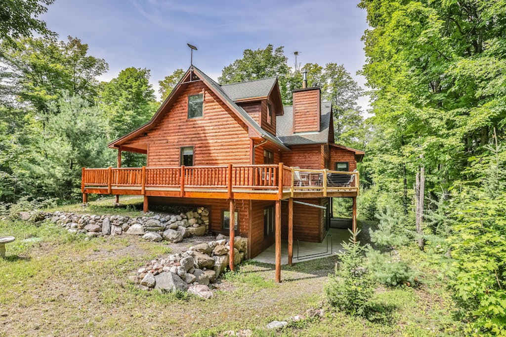 Woodland Wonderland - Spacious cabin-style house in Winchester with lake access