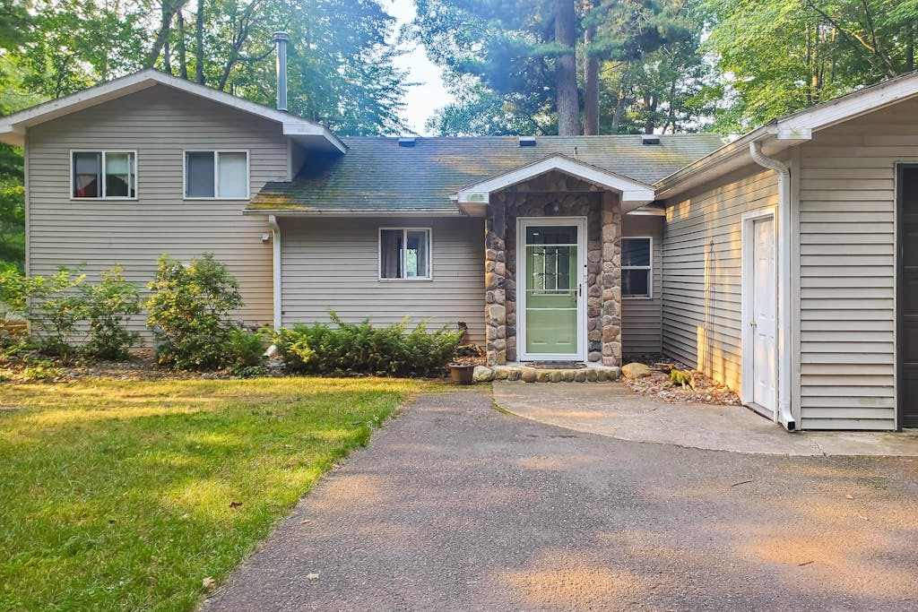 Lakefront home with large patio, fire pit, washer & dryer & WIFI