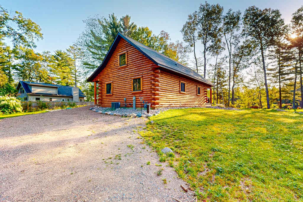 Brand-new riverfront cabin with a open layout, gas grill, and washer & dryer - dog-friendly