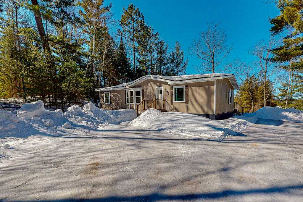 Waterfront Thoro Cottage on Minocqua Chain - Screened Porch, Firepit & Lake Fun!