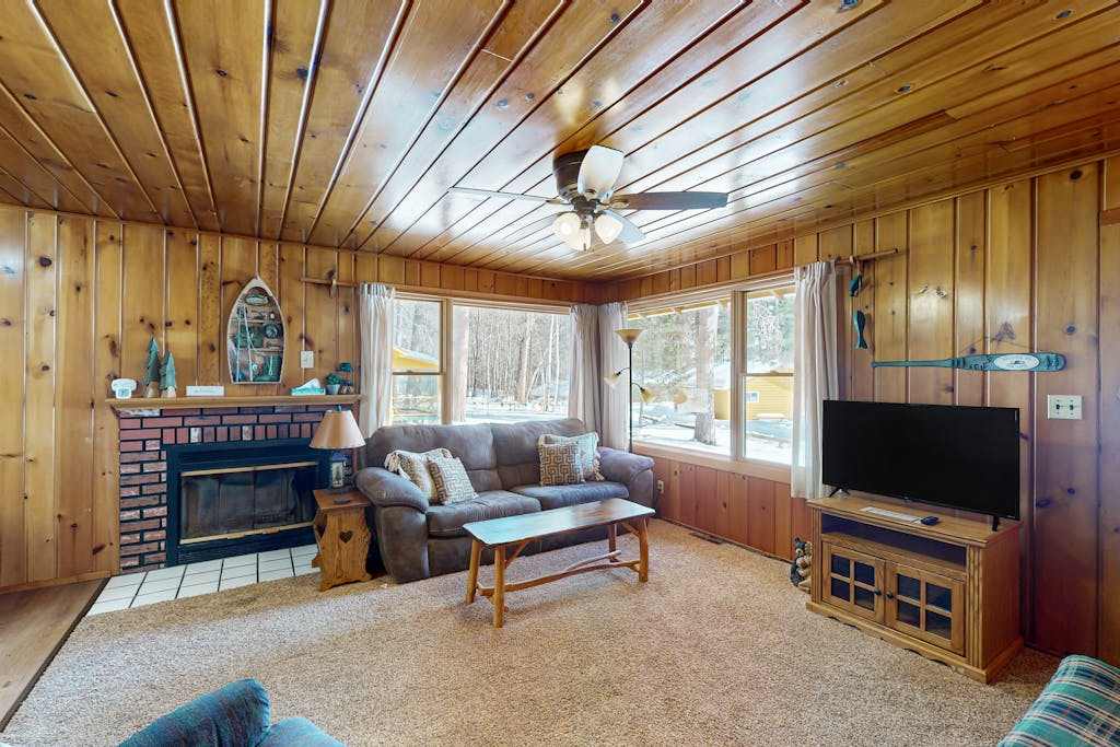 Lakeview cabin with dock access, kayaks, row boat, firepit & year-round fun