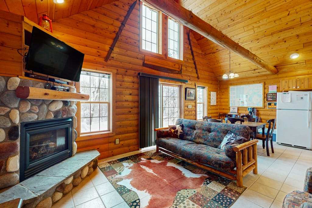 Cozy cabin with fireplace, whirlpool tub, access to private dock, & fire pit