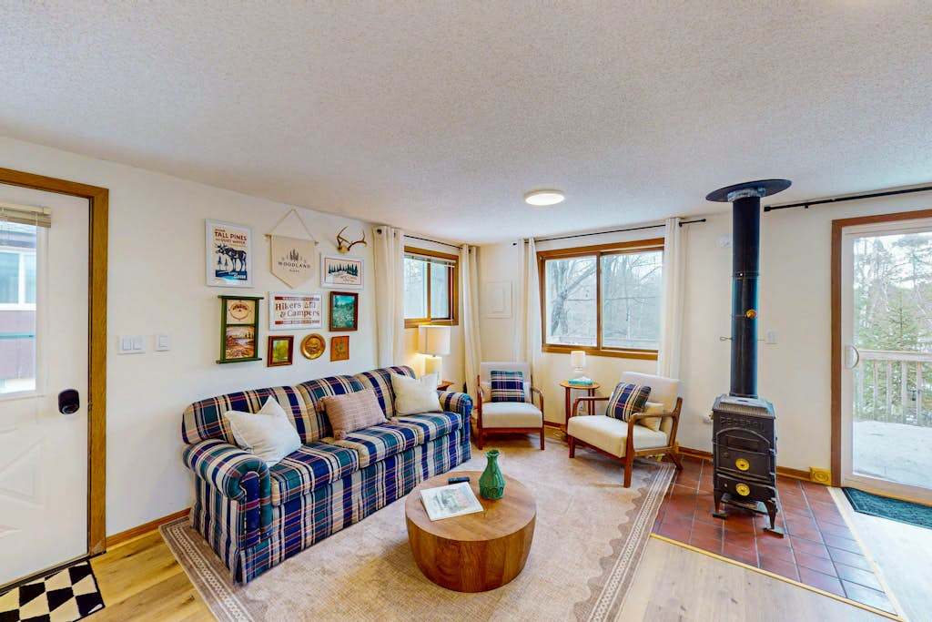 Pickerel Lake cabin with kayaks, dock, patio, grill & direct access to trails!