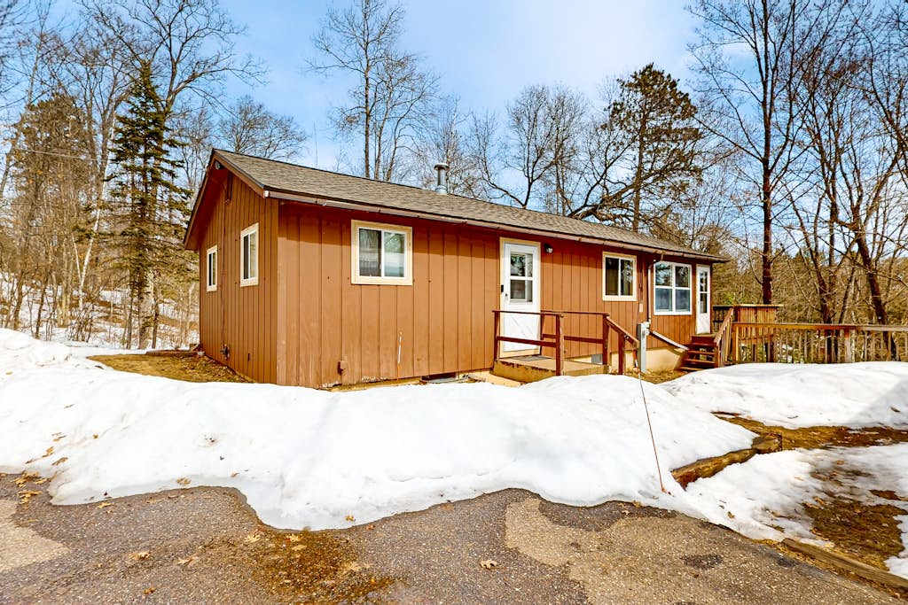 Two Pickerel Lake cabins with kayaks, dock, patio, grill & direct access to trails