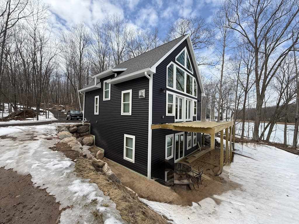 Lakefront Sunrise Lodge - fireplace, deck views, kayaks, pier & firepit