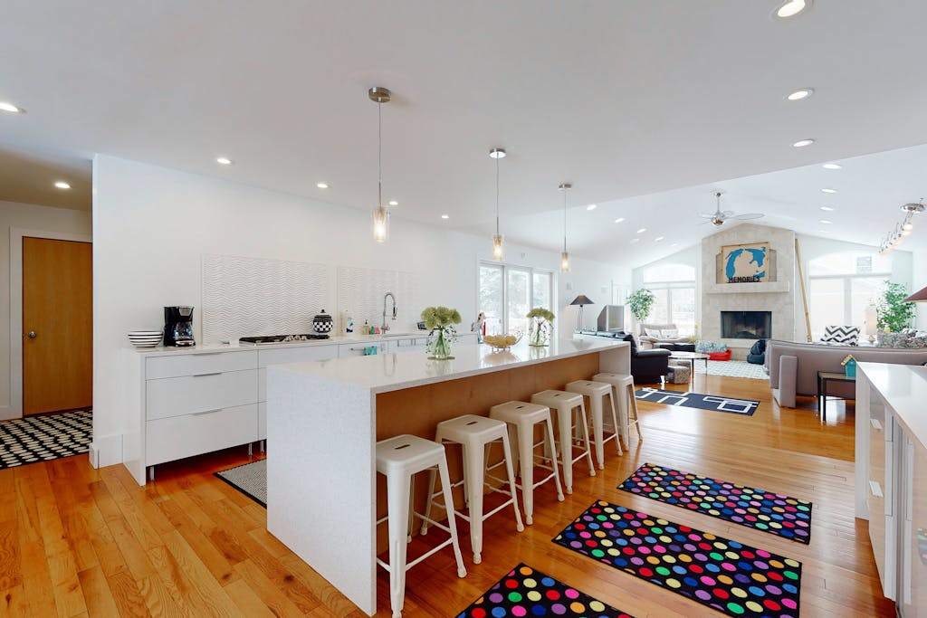 Quiet downtown home with hot tub, firepit, washer & dryer - walk everywhere