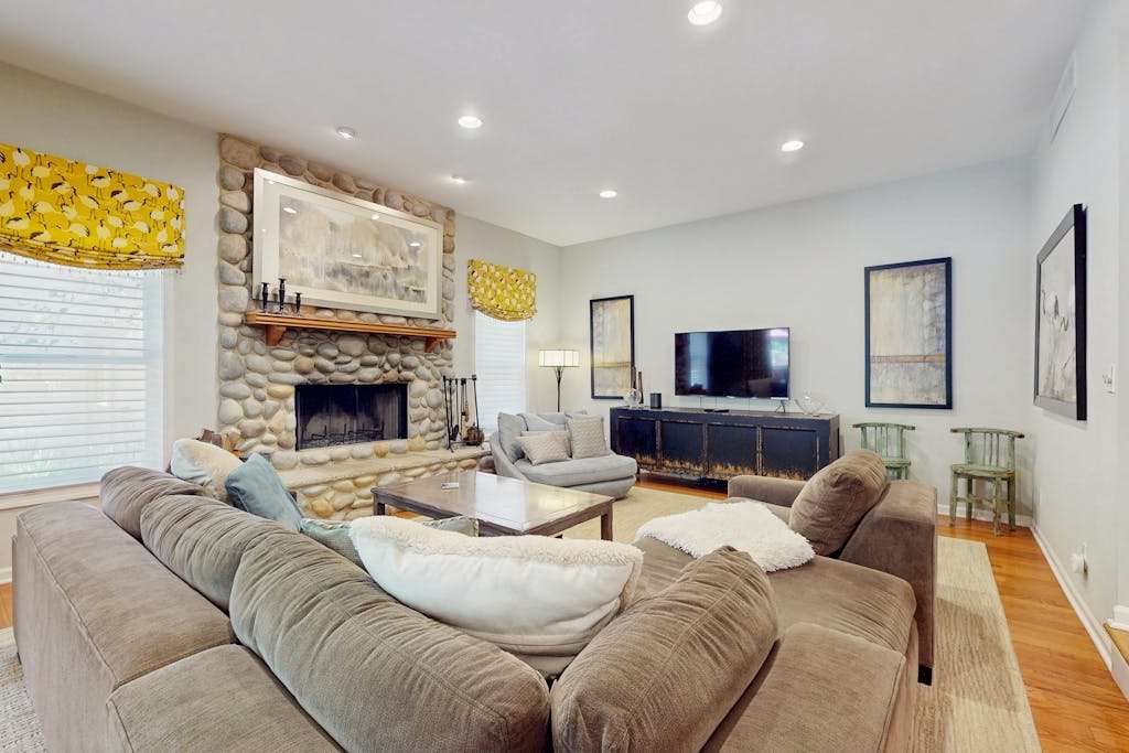 Luxurious home with private outdoor pool, hot tub, pool table & WiFi