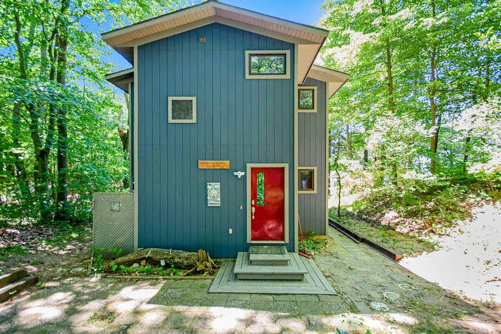 Dog friendly home with lake views, wood stove, kayaks & SUPs, washer & dryer