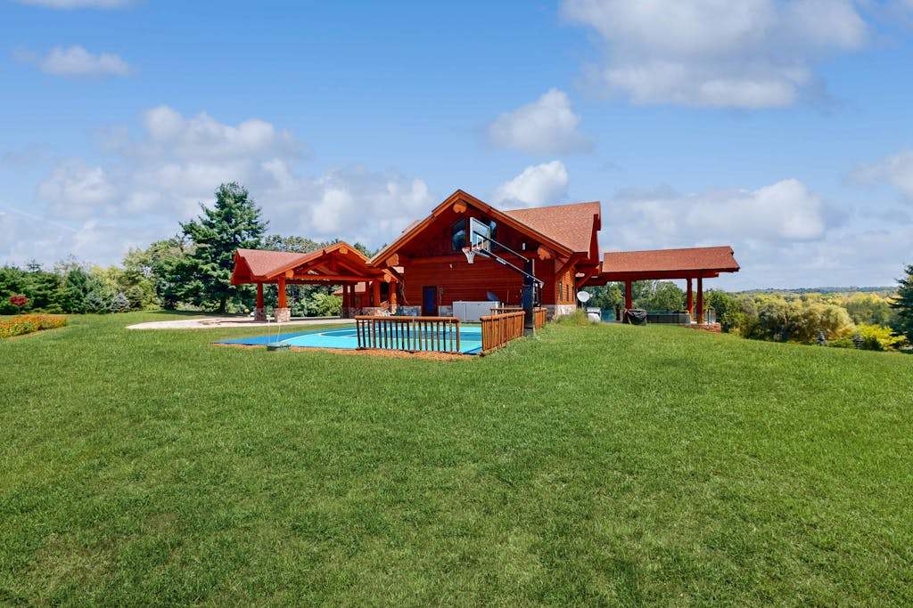 Grand cabin with lake view, pond, wood fireplace & AC, & fast WiFi