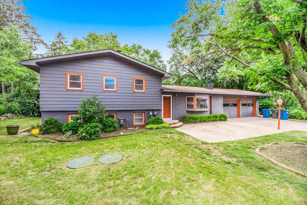 Steps to Ridge Road Beach Renovated Home with Private Hot Tub, Firepit & Porch