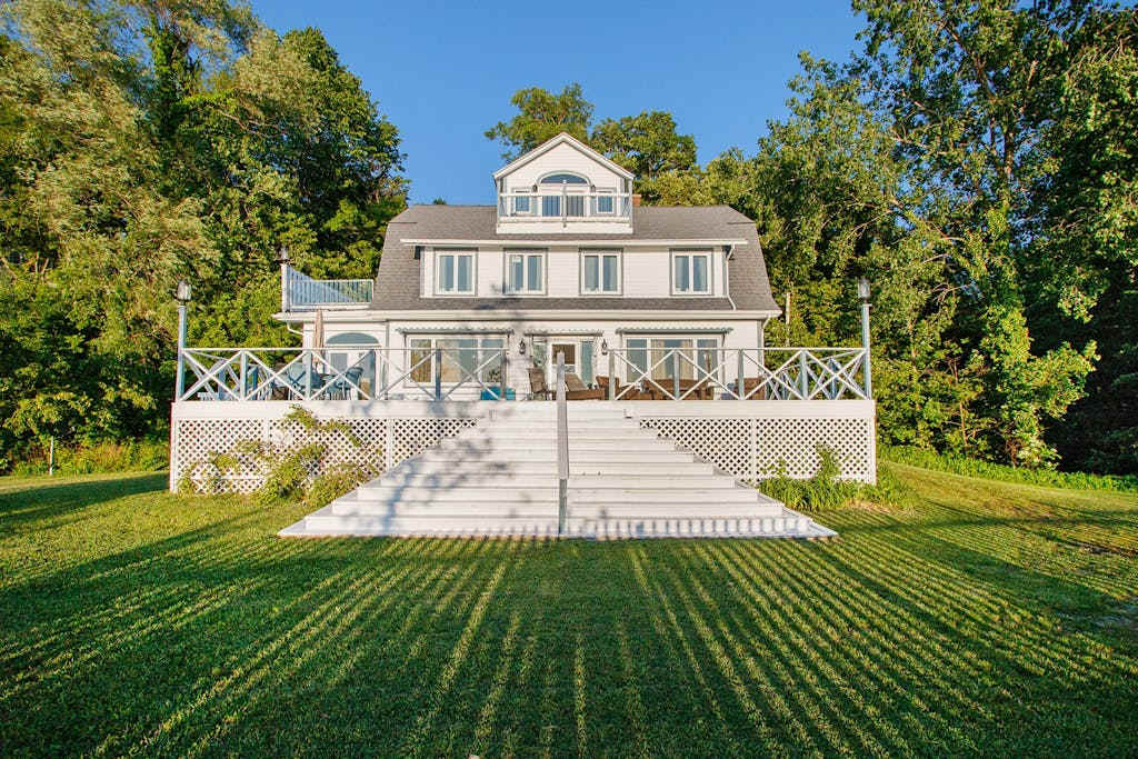 Upper-level Duplex on Lake Michigan with patio, gas grill & WIFI