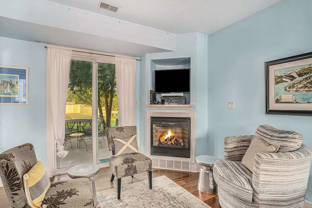 Stylish Dog-Friendly Condo with Free Wifi, Patio, Outdoor Pool