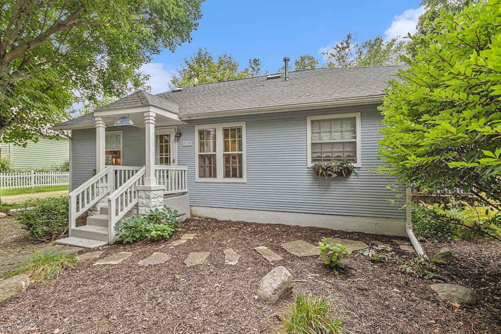 Garden-style cottage with easy beach access, screened porch & small yard