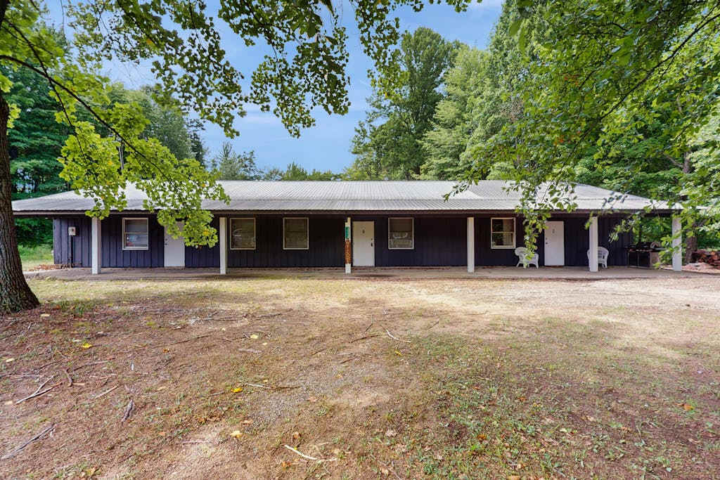 Peaceful wooded escape with kitchenette, gas grill, WIFI, lakes & trails nearby
