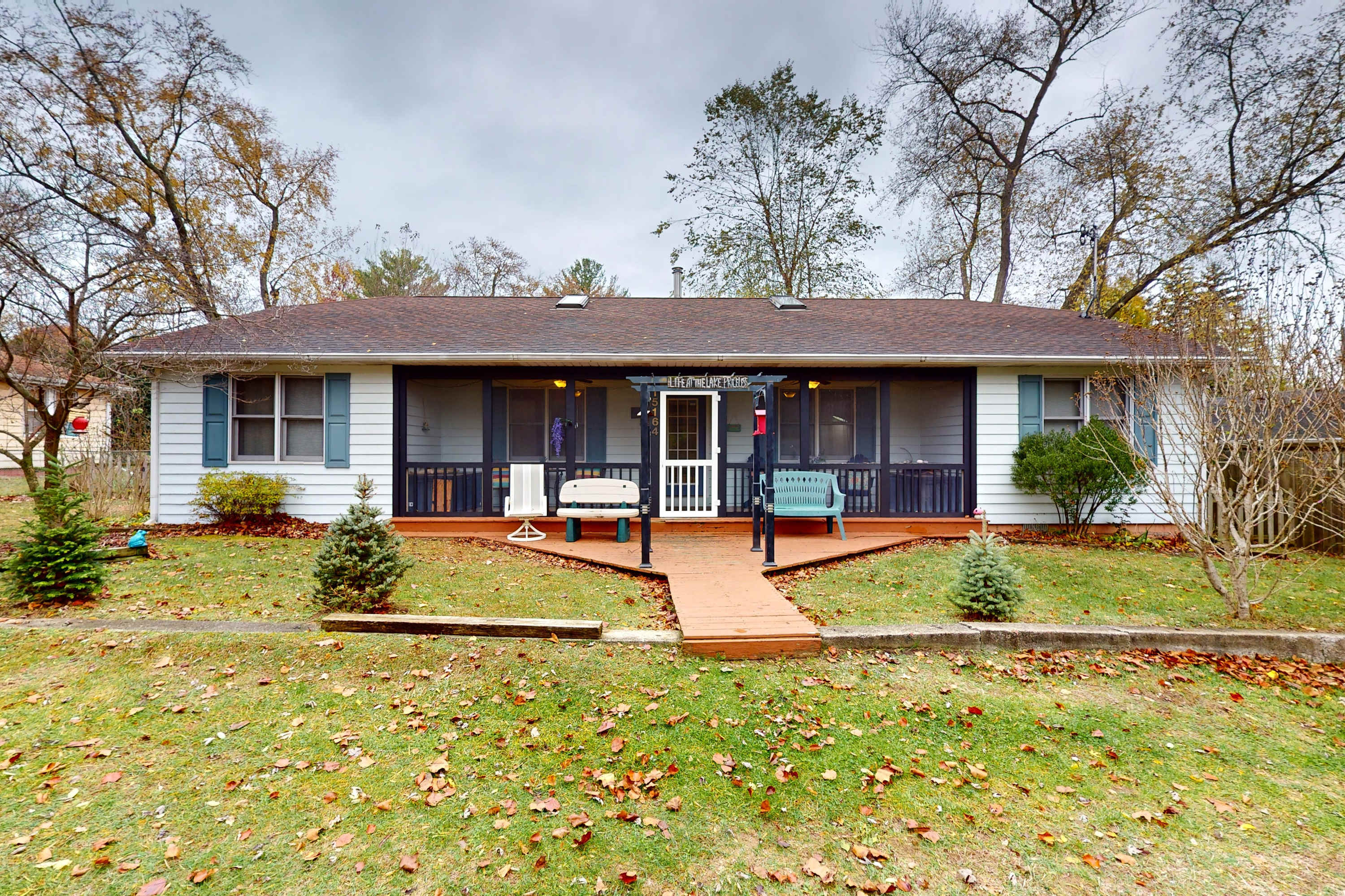 Within walking distance to Lake Michigan, beach access, nice patio, washer & dryer & WIFI