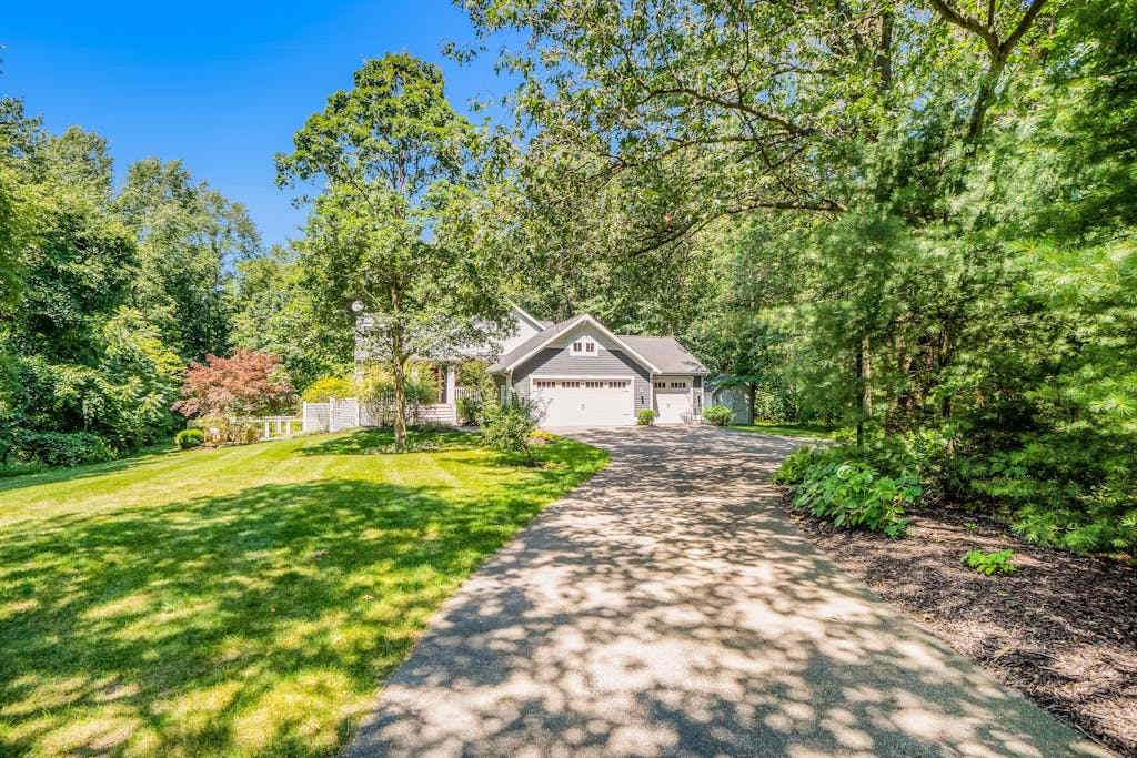 Dog-friendly home with woodland surroundings- next to Clearbrook Golf Course
