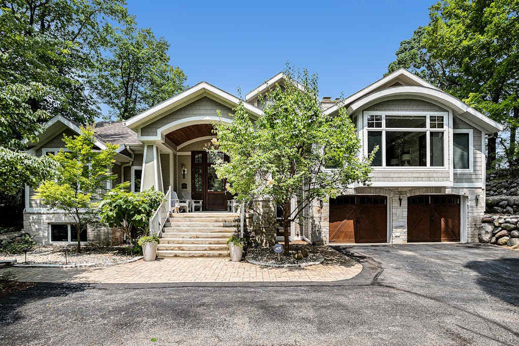 Lakefront Home withHigh-Speed WiFi, Private Beach, Gas Grill, washer & dryer, & more