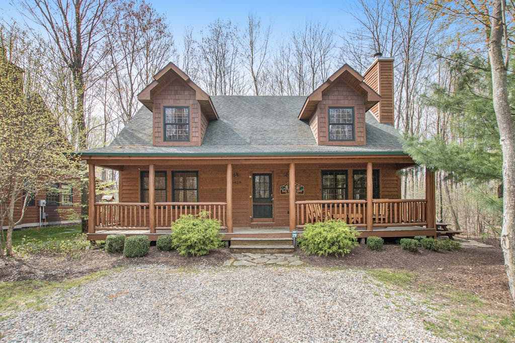 Cabin tucked in the trees with private hot tub, lake & pool access