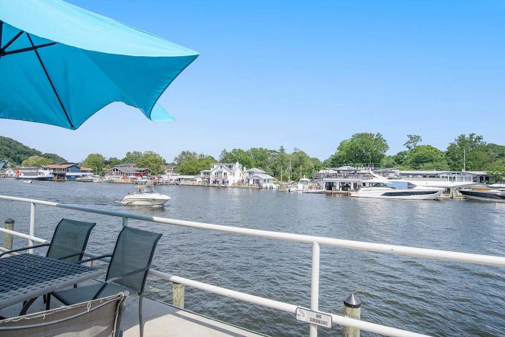 Cute riverfront condo with shared deck, and kitchenette - close to beach