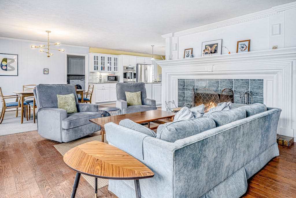 Home with central AC, WiFi, fireplace, gas grill, washer & dryer