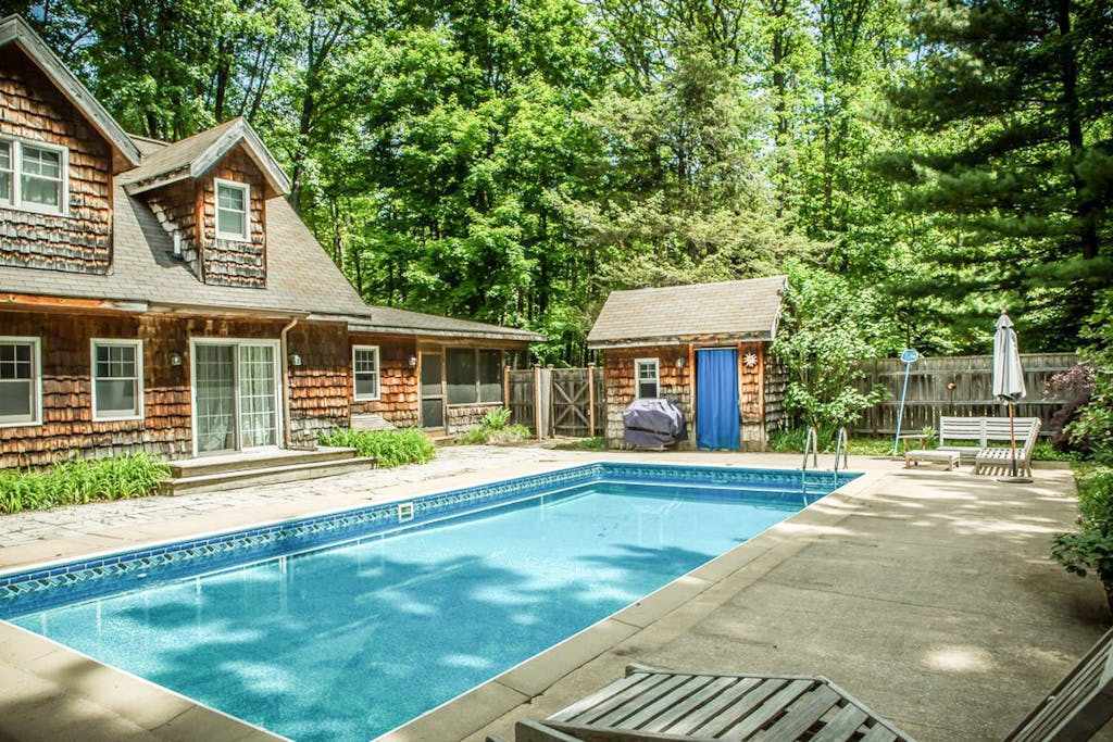 Dog-friendly home withprivate heated pool, free WiFi, gas grill, & washer & dryer