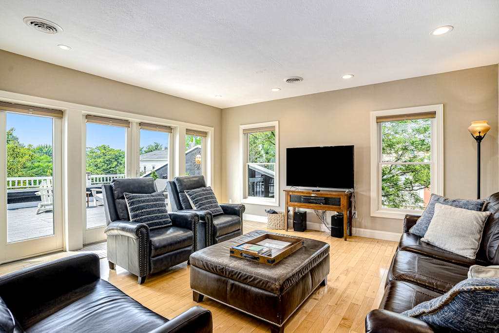 Riverfront Home with Private Deck, River Views & Free WiFi, Near Restaurants & Marina