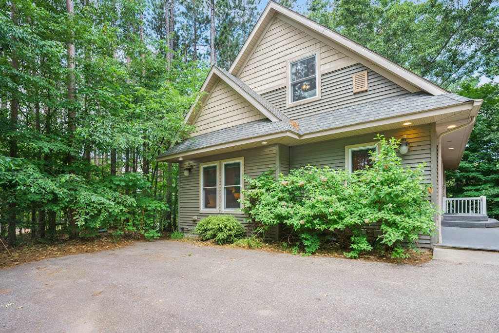 Dreamy retreat near the lake with spacious deck, foosball, Ping-Pong & kayaks