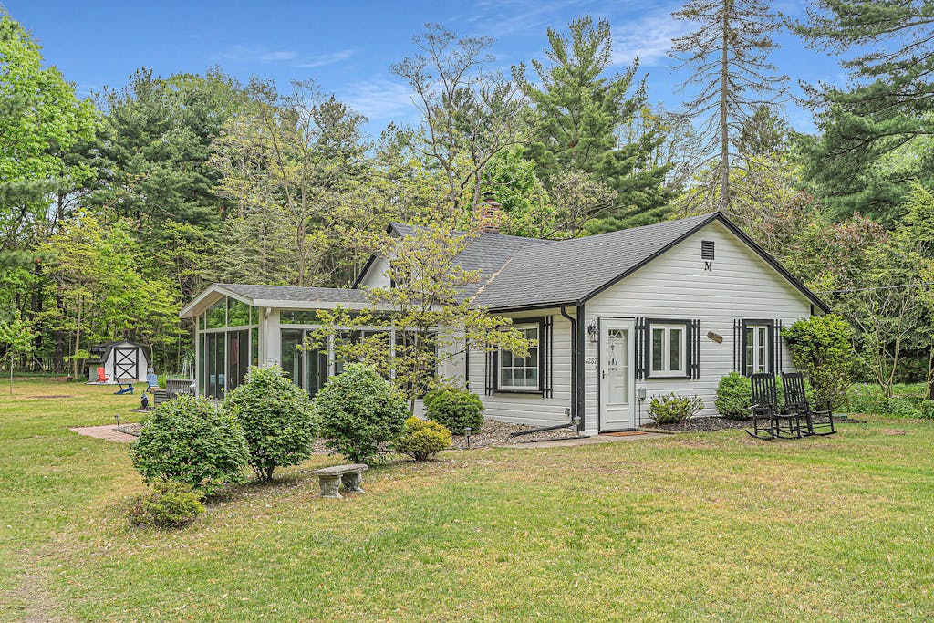 Quiet remodeled cottage near downtown Sawyer - private deck, gas grill, firepit