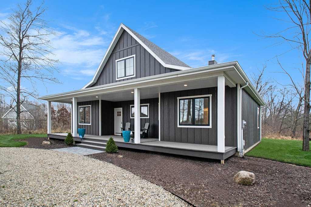 Modern home with large sun-room, firepit, grill, washer & dryer, & central AC