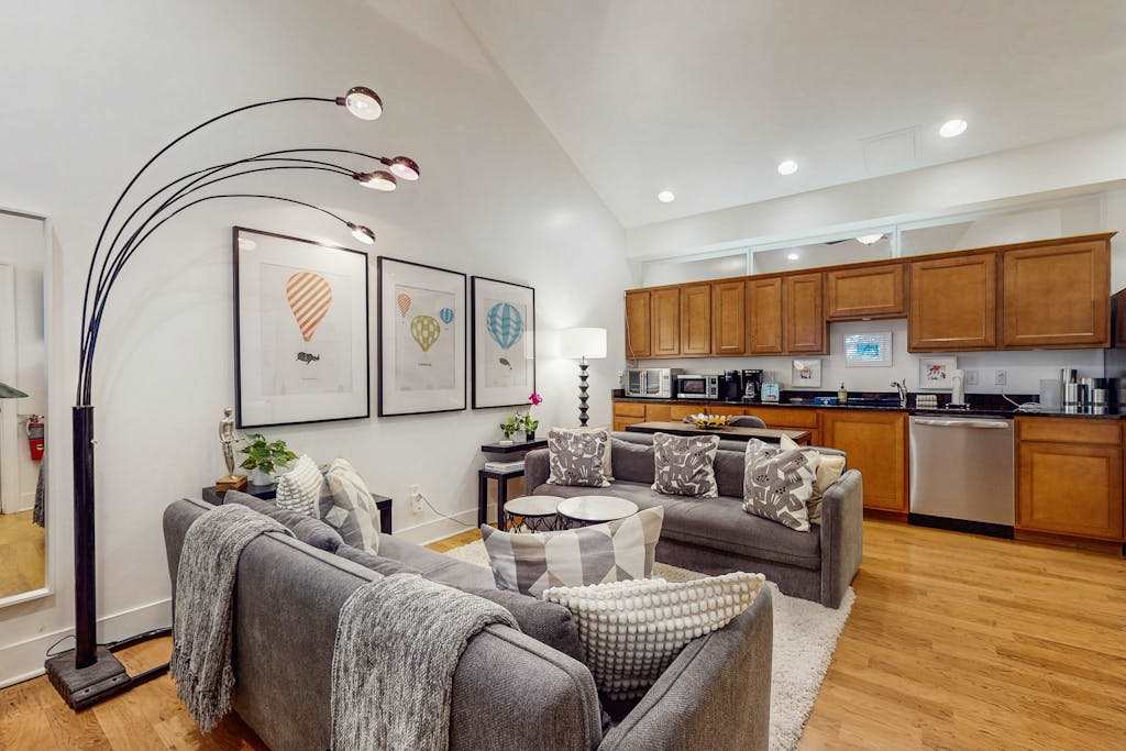 Hip, Cozy Garden & Lakeview Home withKitchenette, Furnished Patio, Great Location