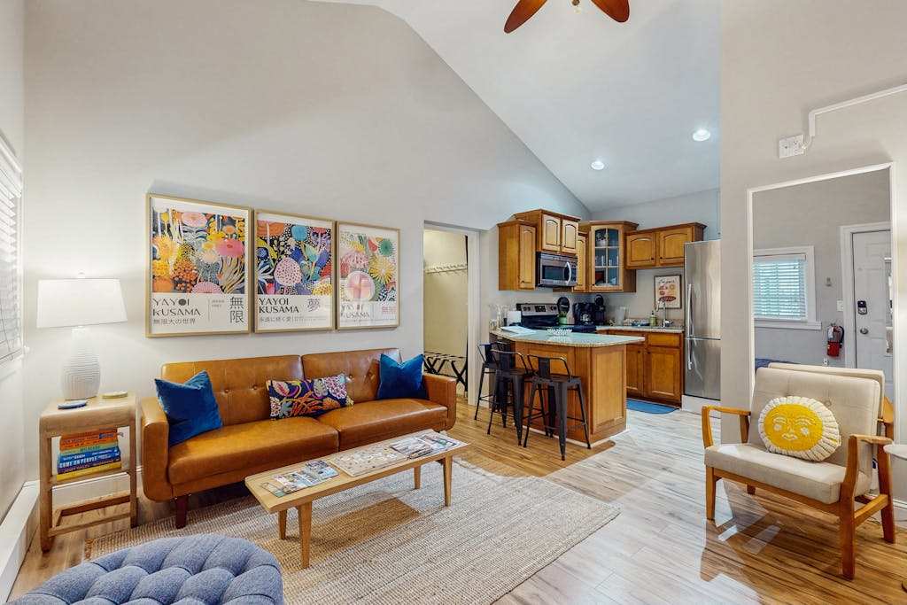 Stylish, ground-floor getaway between Saugatuck & Douglas, walk to it all!