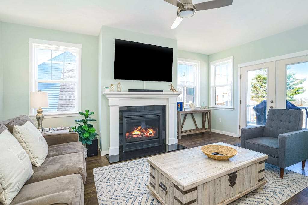Beautiful home close to beach with deck, patio, firepit, WiFi, & gas fireplace