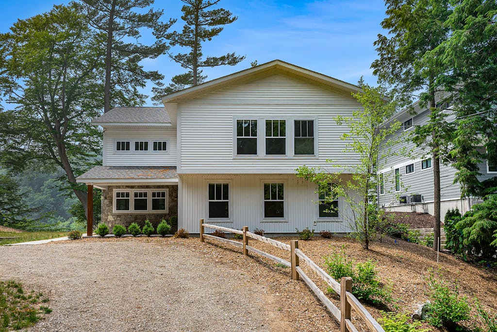 Spacious, riverfront new-build with wooded surroundings - minutes to town