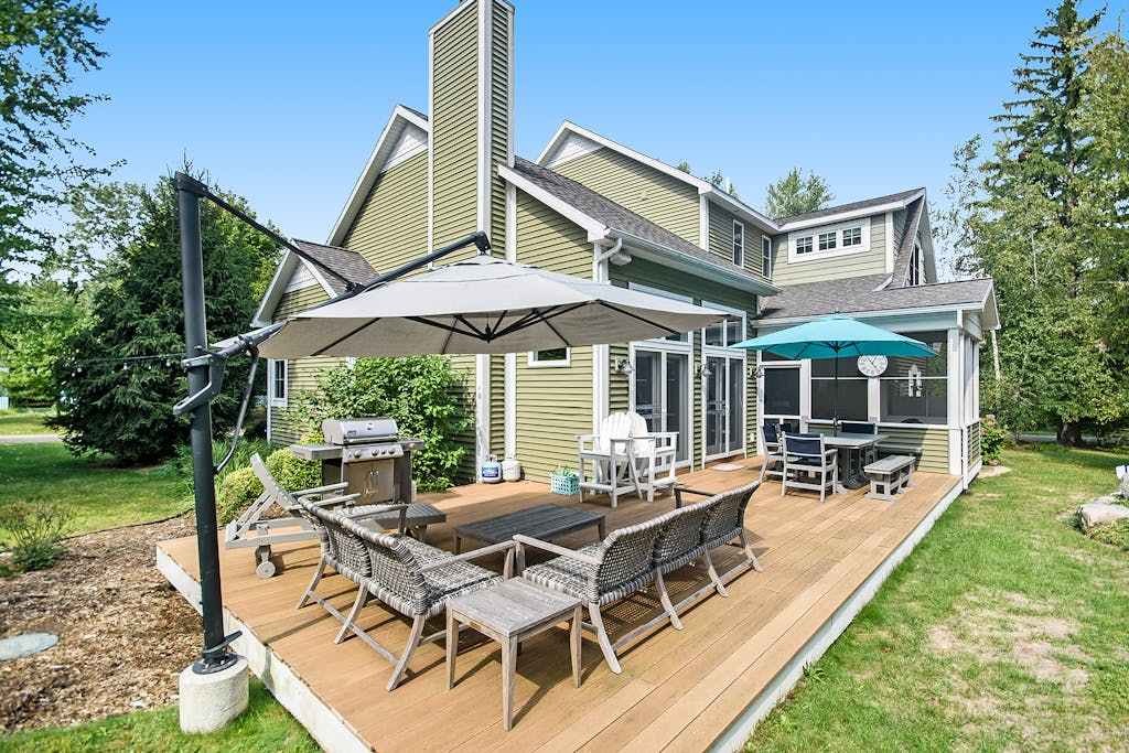 Appy Place with beautiful yard, apple trees, & firepit - walk to private beach