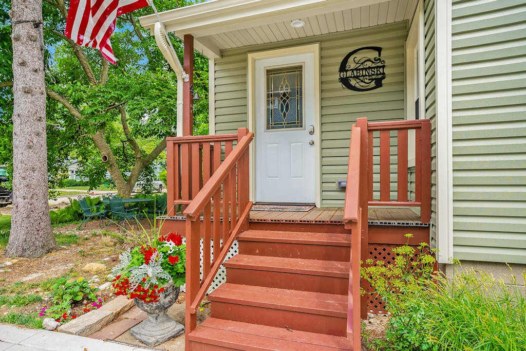 Dog-friendly house with private washer & dryer, Pack 'n Play, gas grill