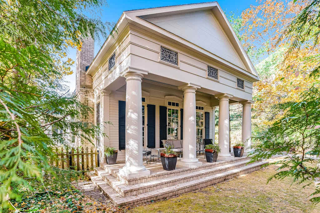 Luxurious home with woodstove, fireplace, & screened porch - walk everywhere