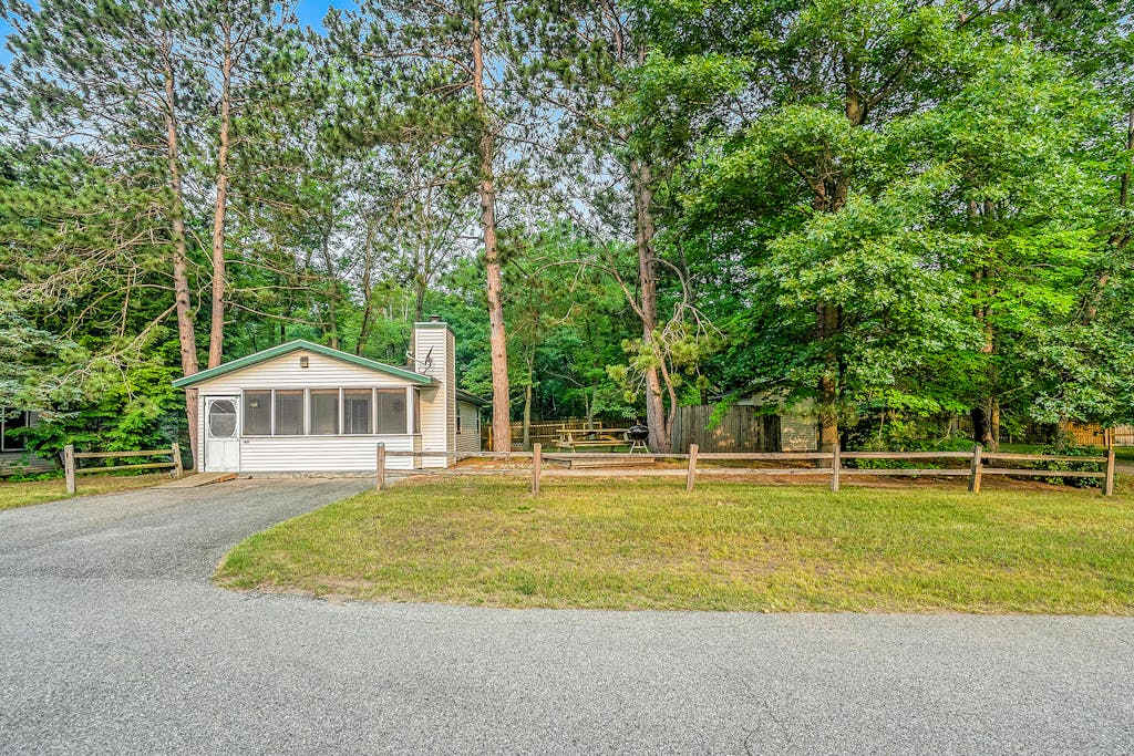 Goshorn Lake's Endless Summer - Cottage in Saugatuck with pool access