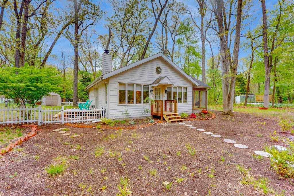 Charming cottage with gas grill, golf cart, central AC, washer & dryer