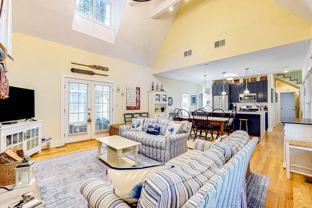 Newly updated grand home in Union Pier, Lakeshore Cottages with pool