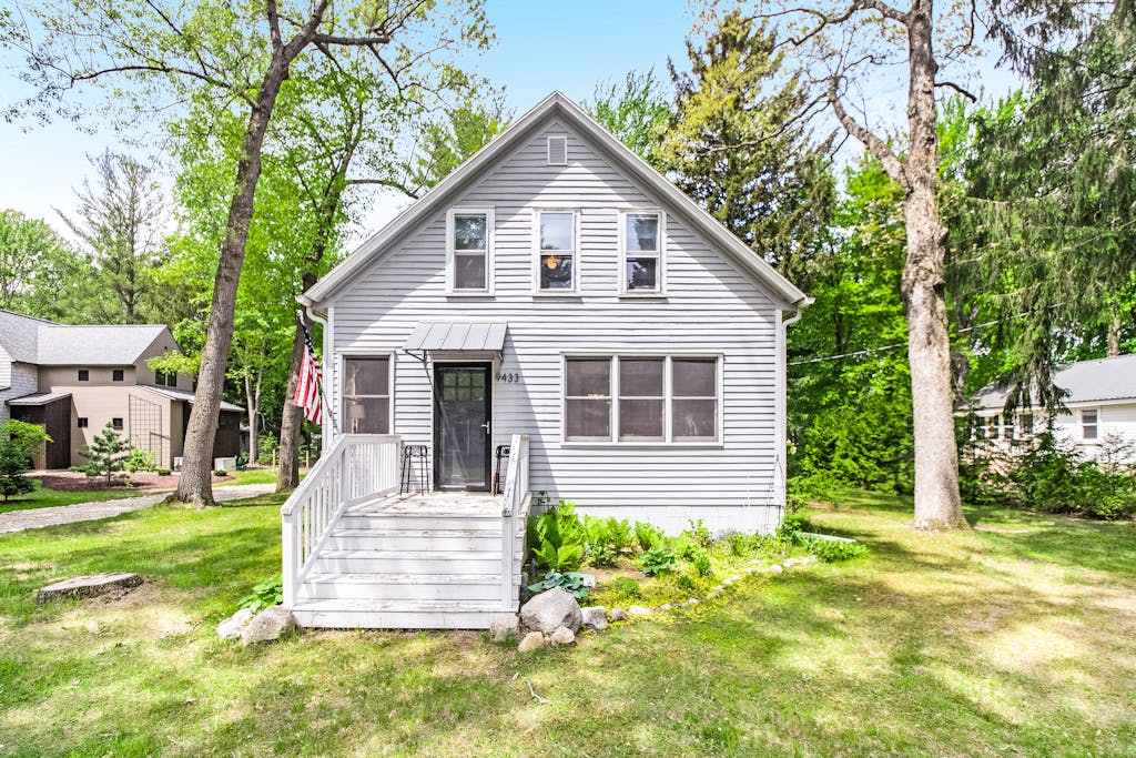 Charming Home withLarge Yard, Free WiFi, Furnished Deck, Gas Grill, Firepit