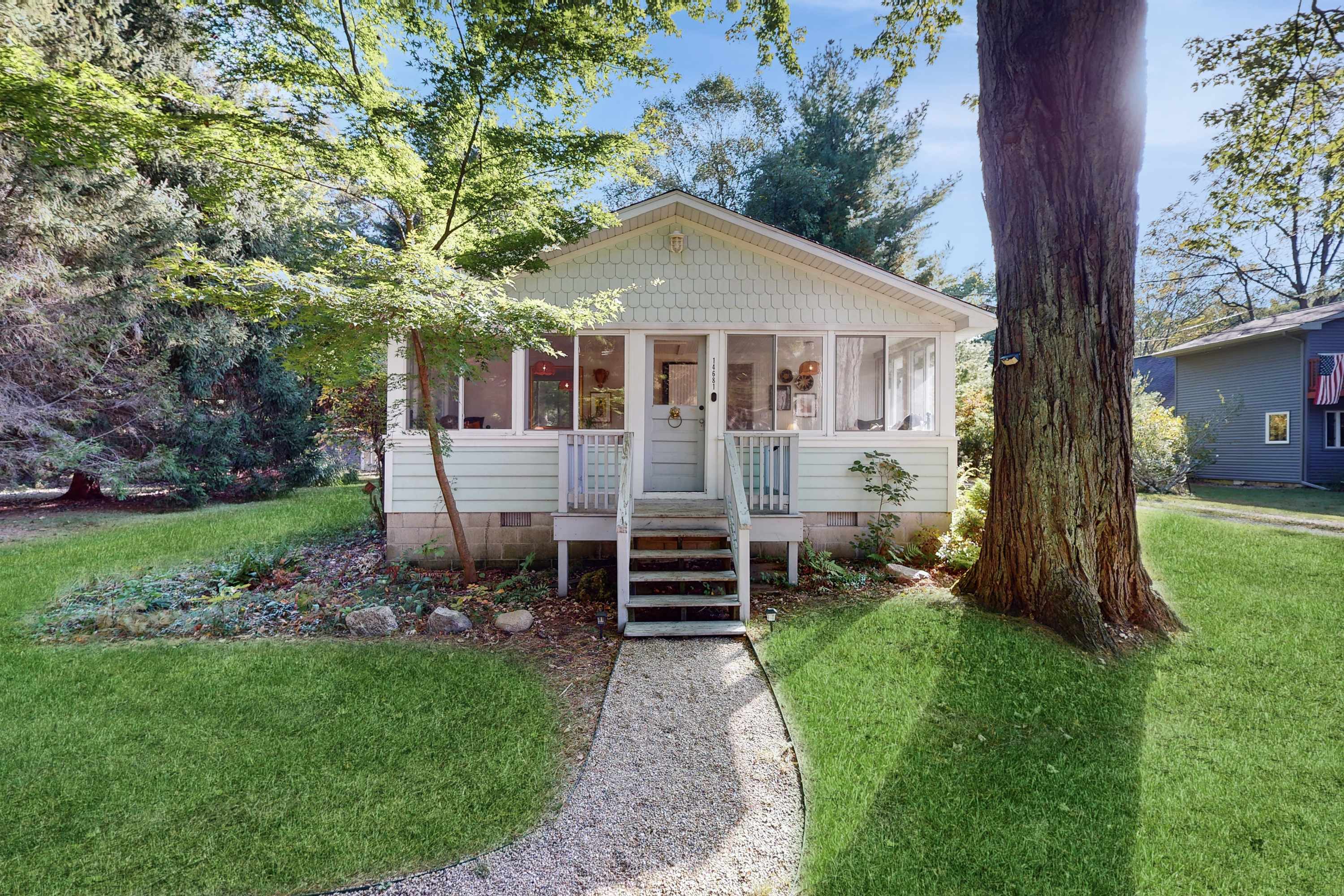 Cozy Modern Cottage, Near beach & Town, Lovely Large Back Yard, WIFI, & washer & dryer