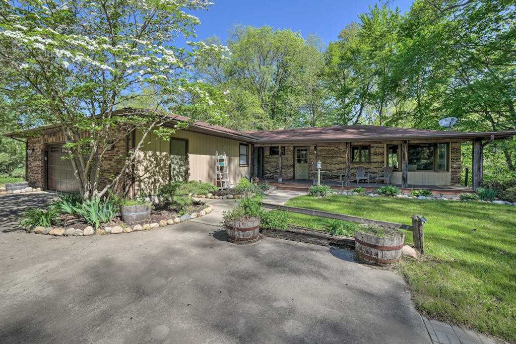 Serene Home with Fire pit, Gas Grill, WIFI & Close to Beach