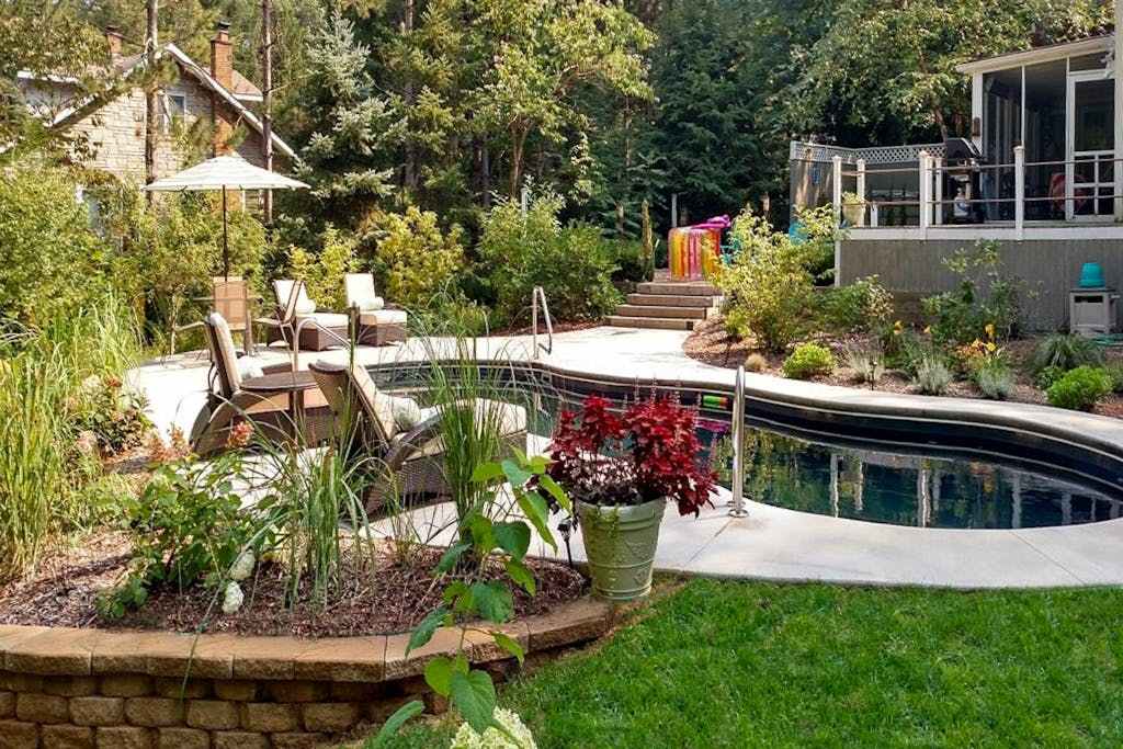 Secluded, charming home with in-ground pool, hot tub, firepit & high-speed WiFi