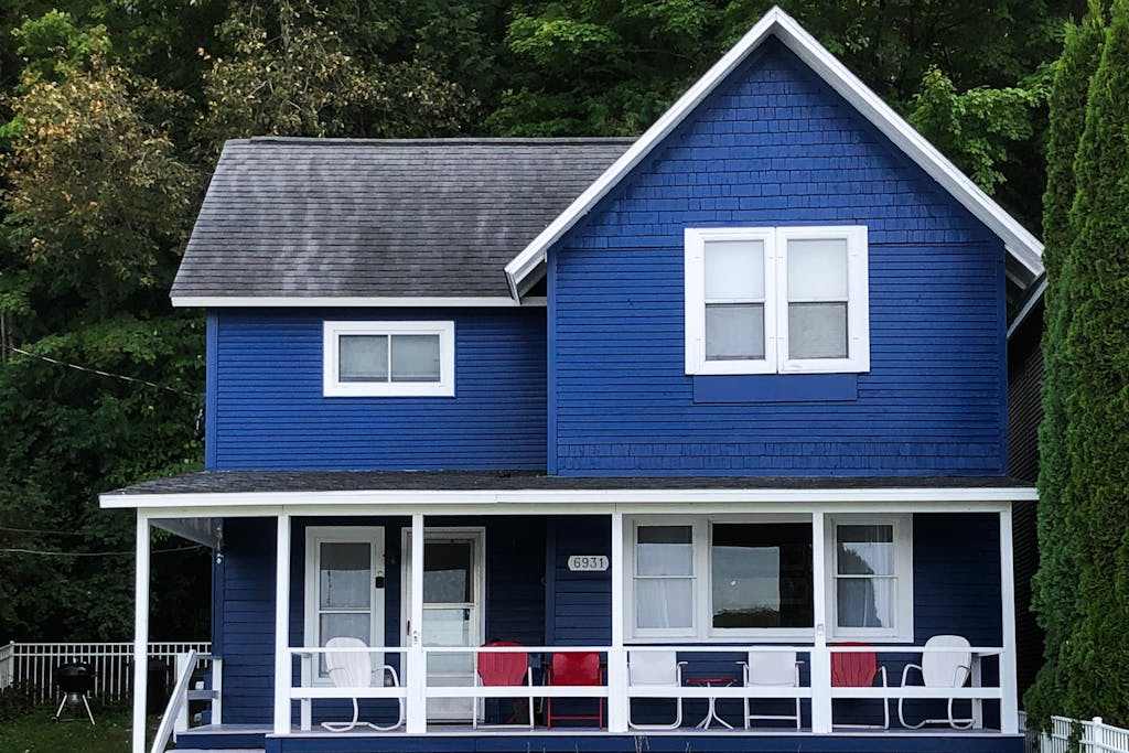 Pleasant lake house with free cable, guest kayak, set on trail - dogs allowed