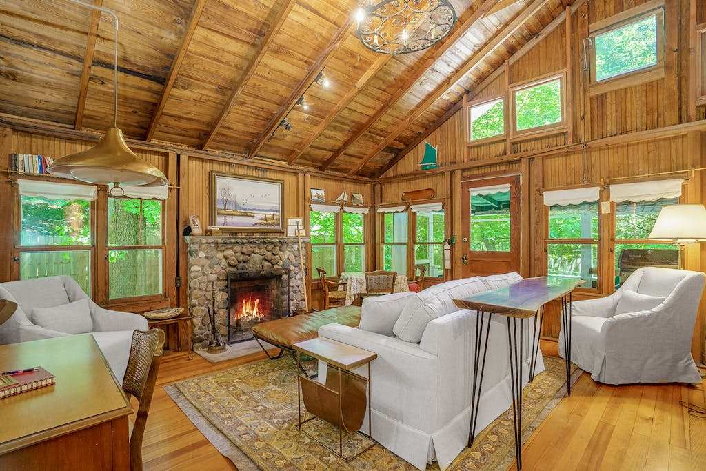 Cabin-style cottage with full kitchen, wood-burning fireplace, and full WiFi